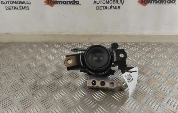 Toyota RAV 4 (XA50) Engine mount bracket
