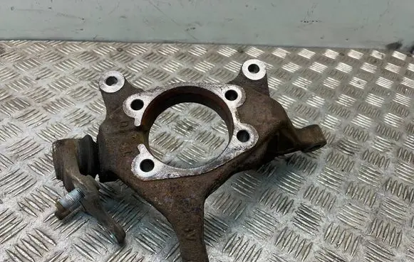 Toyota RAV 4 (XA40) Front wheel hub