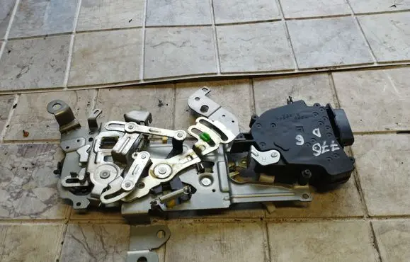 Mazda 5 Sliding door lock 