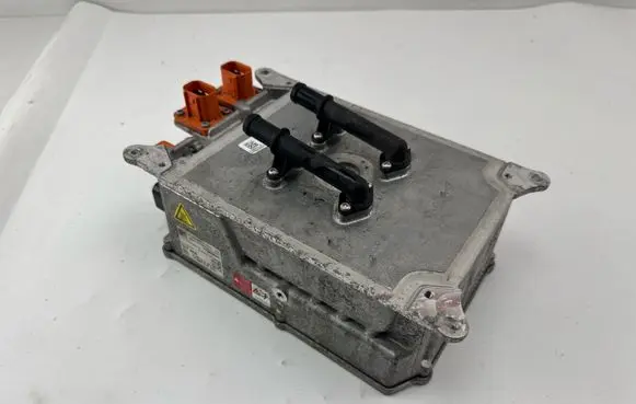 Volkswagen Golf VIII Voltage converter/converter module 5QE915685C