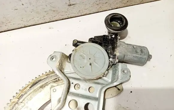 Suzuki Swift I Front door window regulator motor