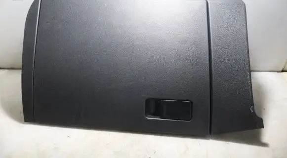 Volkswagen Polo VI Glove box