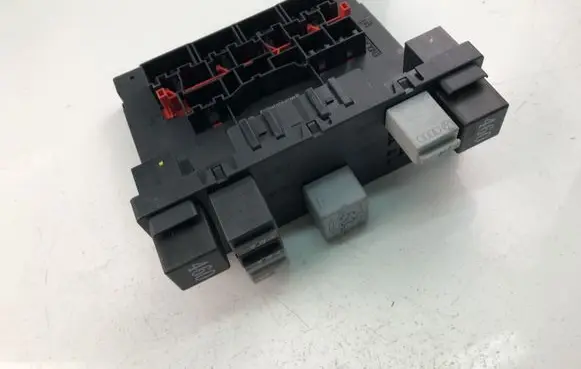 Volkswagen PASSAT B6 Fuse box set 3C8937049H