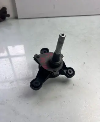 Rear window lifting mechanism without motor
