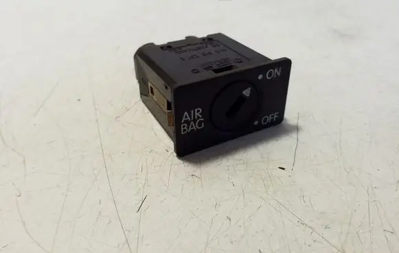Passenger airbag on/off switch