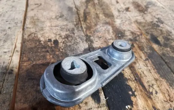 Nissan Qashqai Engine mount bracket