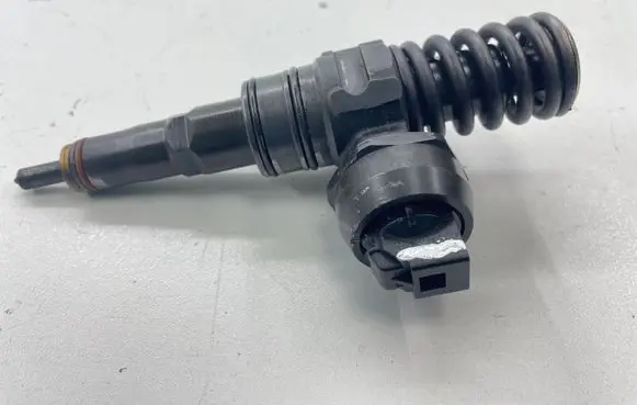 Volkswagen Sharan Fuel injector 038130074