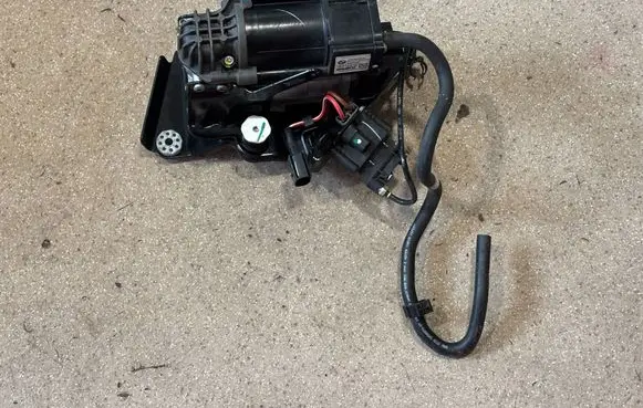 BMW 5 G60 G61 Air suspension compressor/pump 6894904