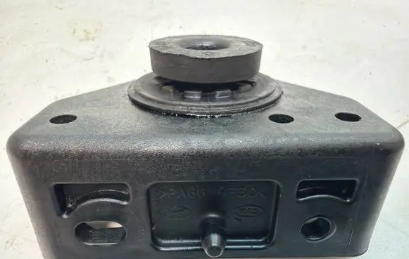 Hyundai Tucson TL Radiator mount bracket