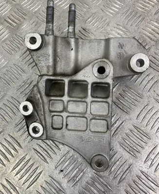 KIA Sorento Engine mounting bracket