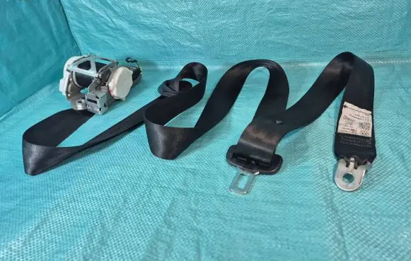 Volkswagen Jetta VI Front seatbelt 5C6857706B 069575 YWYD680MTTK