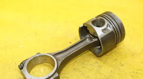 Volkswagen PASSAT B5 Piston with connecting rod 038J