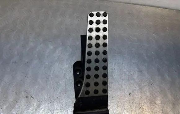 Mercedes-Benz E AMG W212 Accelerator throttle pedal A2043000204