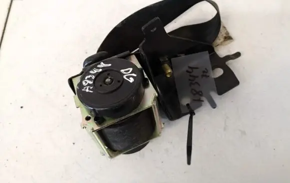 Mazda 3 I Rear seatbelt 6032796