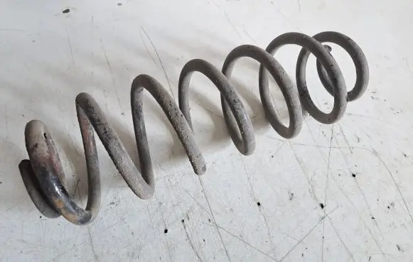 Volkswagen PASSAT B7 Rear coil spring