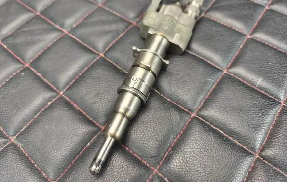 BMW 1 E81 E87 Fuel injector 7589048 758904808 10181010