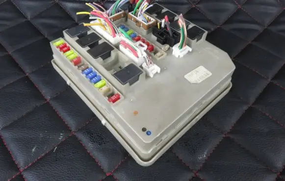 Renault Clio III Fuse box set 100180274 902665A