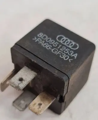 Volkswagen PASSAT B5 Other relay 8D0951253A