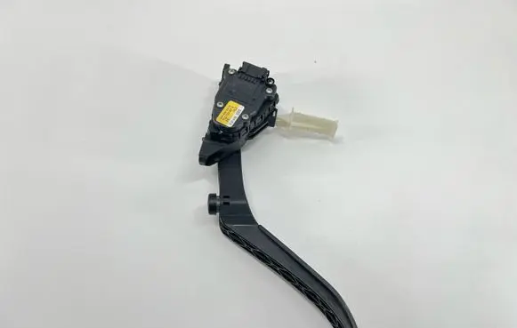 Accelerator throttle pedal