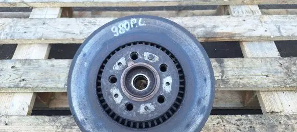Volvo V70 Front wheel hub 9461943