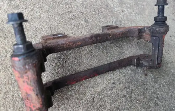 Chrysler 300 - 300C Front Brake Caliper Pad/Carrier 