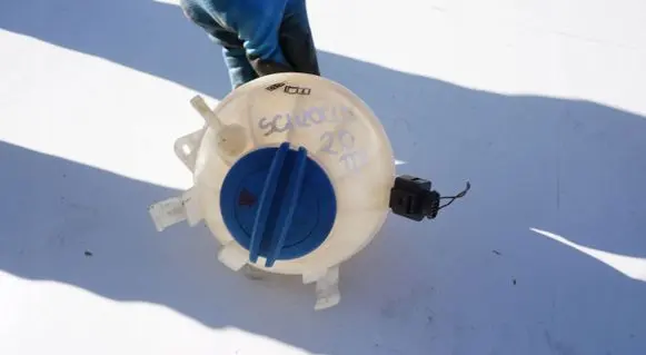 Coolant expansion tank/reservoir
