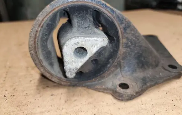 Jeep Grand Cherokee (WJ) Engine mount bracket