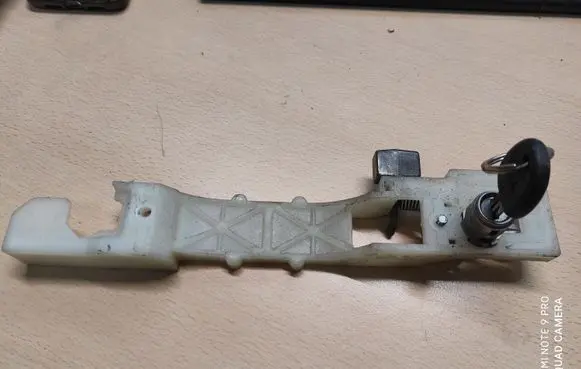 Hyundai Tucson LM Front door lock (next to the handle) 