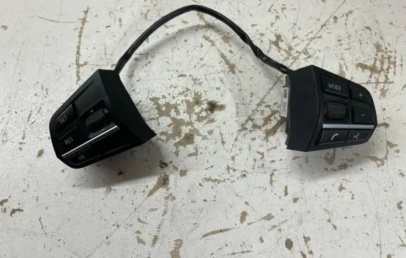 Steering wheel buttons/switches