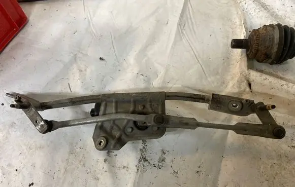 Volvo XC90 Front wiper linkage 