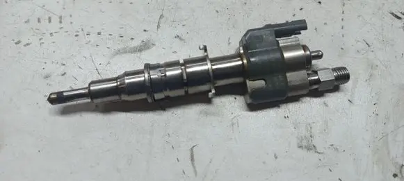 BMW 3 E90 E91 Fuel injector 7589048