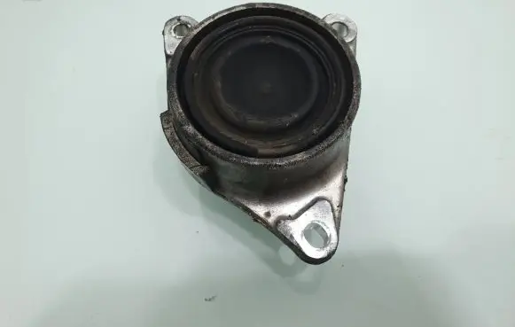 Honda FR-V Engine mount bracket