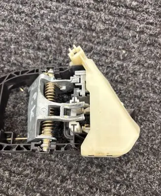 BMW X6 F16 Front door exterior handle/bracket 7401211
