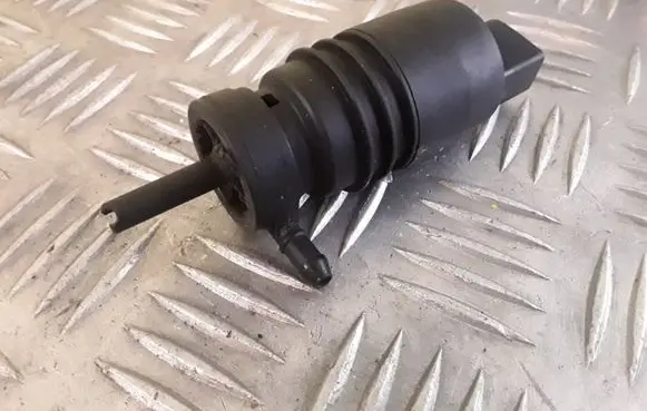 Volkswagen Golf IV Windscreen/windshield washer pump 1J0973722