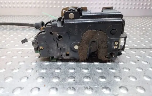 Volkswagen Polo IV 9N3 Front door lock S27705062 C3B1837016BP
