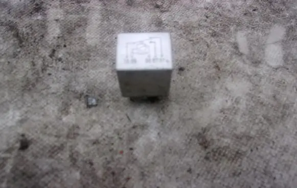 Mercedes-Benz E W124 Charging relay 0015420219