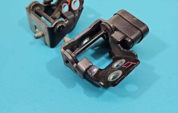 Rear door hinge set
