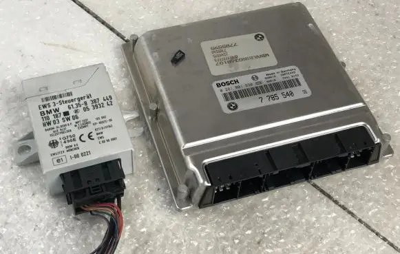 BMW 5 E39 Engine control unit/module 7785540 8387449 0281001830