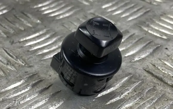 Infiniti QX80 Wing mirror switch