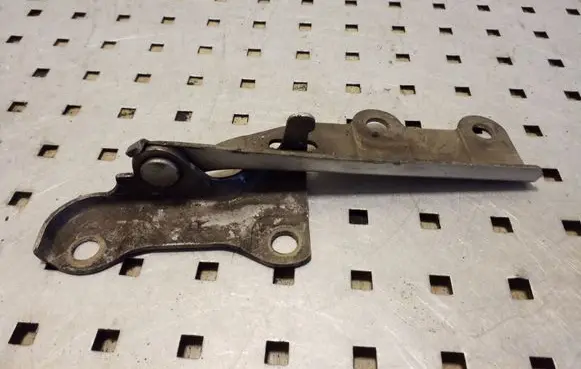 Engine bonnet/hood hinges