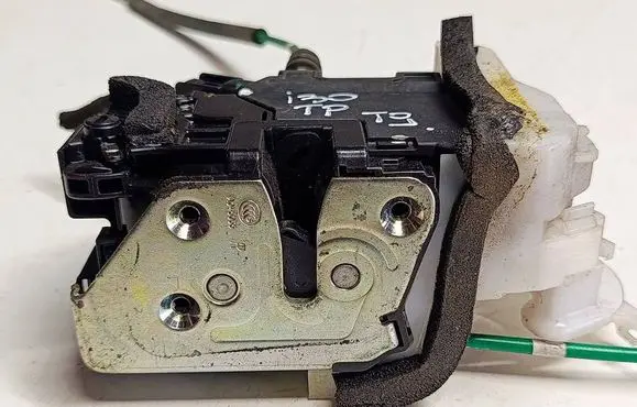 Hyundai i30 Front door lock 81420A6110T9 81420A6110