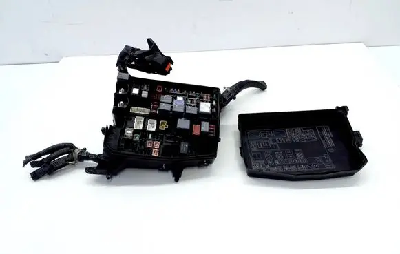 Toyota Auris E180 Fuse box set 8266202410 LN1