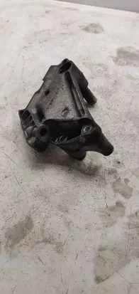 Engine mounting bracket