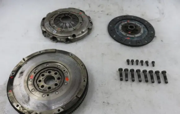 Opel Astra J Dual mass flywheel 702437 C0703385 702310
