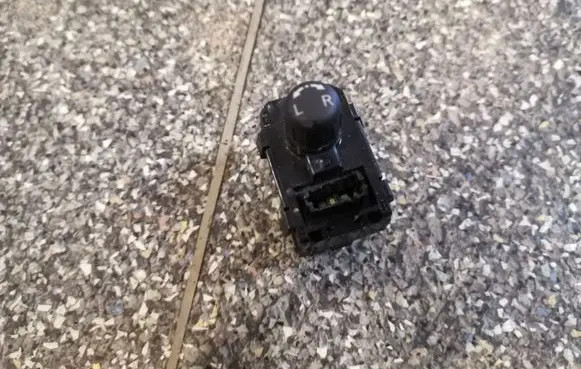 Nissan Leaf I (ZE0) Wing mirror switch