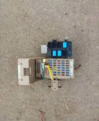 Subaru Legacy Fuse module 82201AG02B 509035