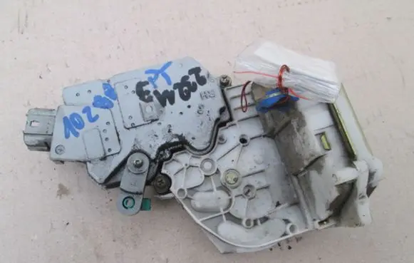 Nissan Primera Rear door lock