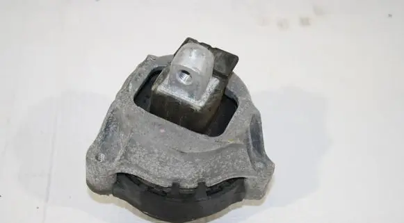 BMW 5 G30 G31 Engine mount bracket 6883514