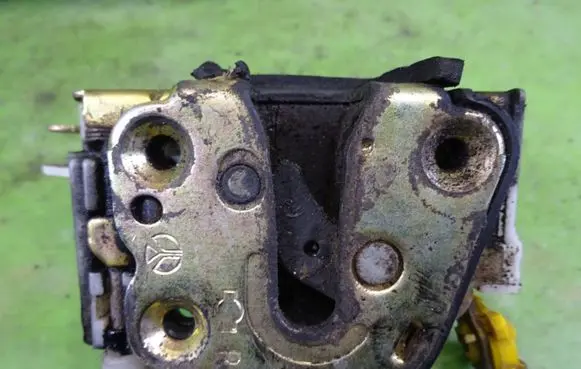 Nissan Terrano Front door lock