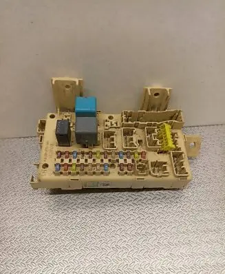 Toyota Avensis T250 Fuse module 82641CA020F 1240300302 03061907275601